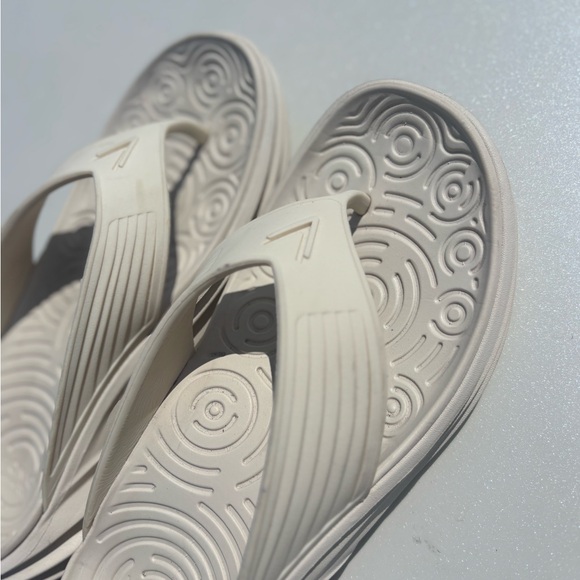 Vionic White Slide Sandals 9 - Picture 8 of 10